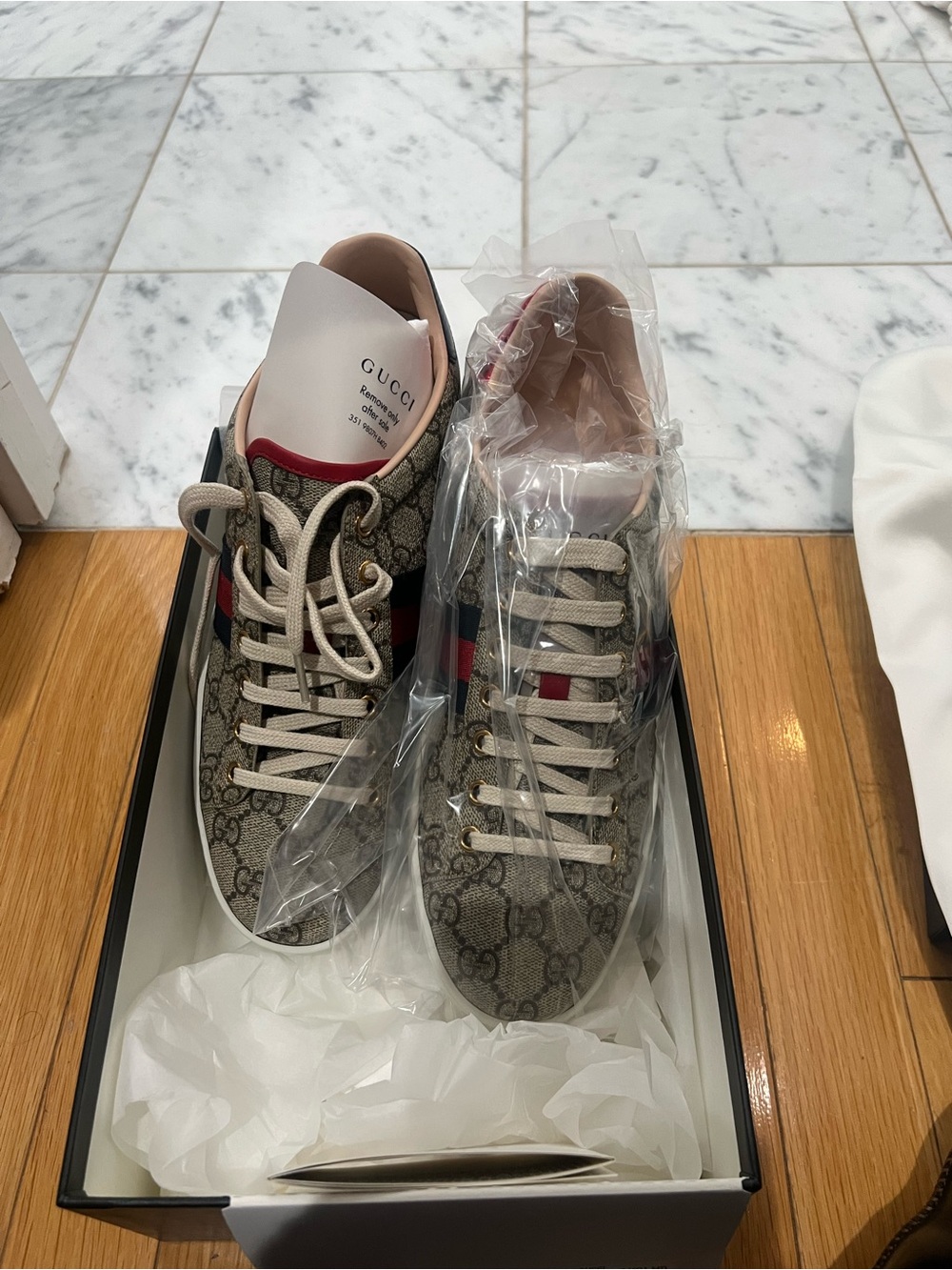 Authentic New Gucci  GG Supreme Low-Top Sneakers in Red & Blue - New Never Worn